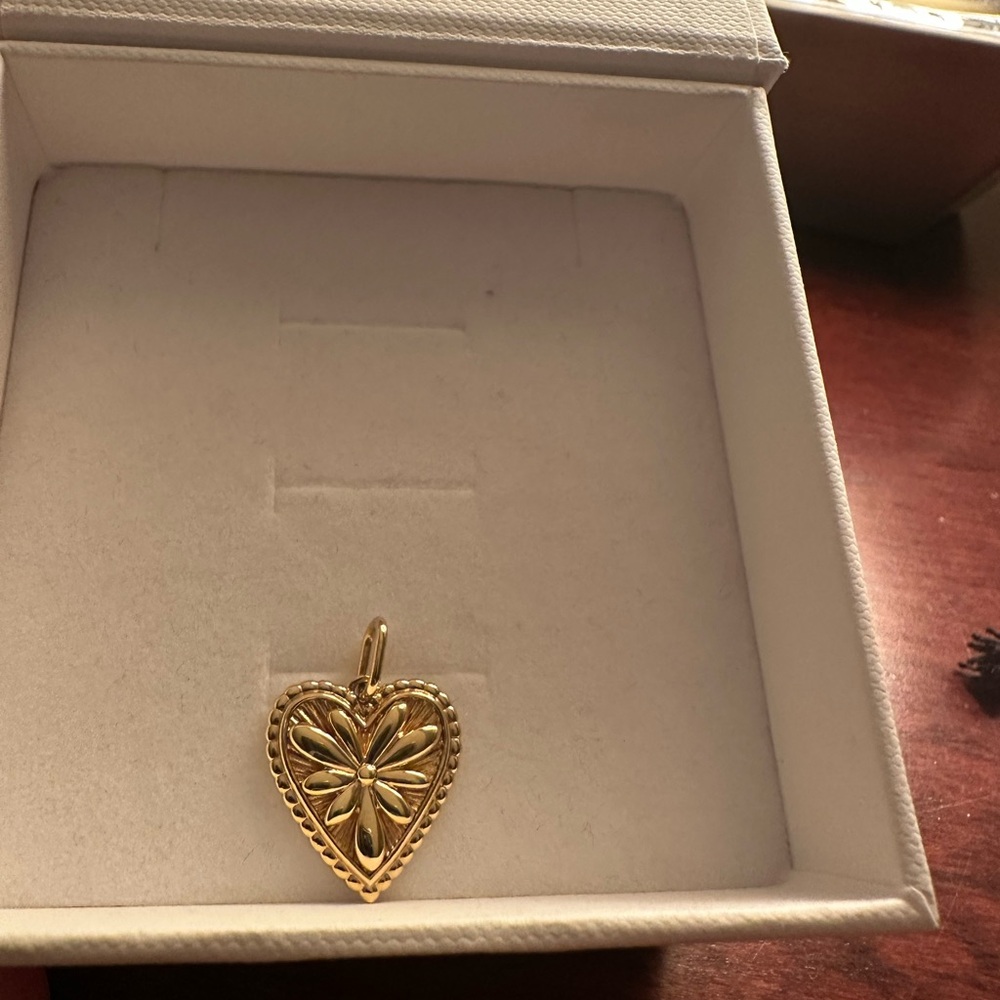Mejuri Gold Heart Pendant - Picture 3 of 9